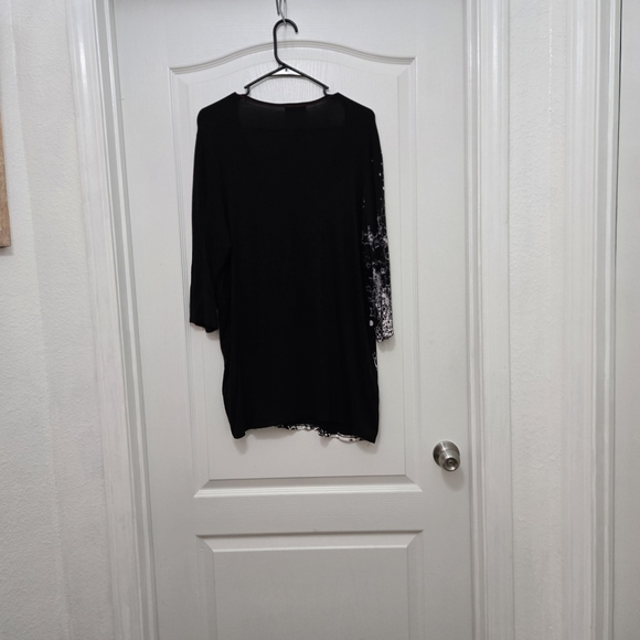 T9251004 Vanilla Sugar Black and Red Santa V-neck Tee. - Picture 7 of 8